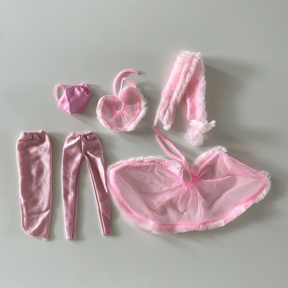 1981 pink and pretty Barbie doll outfit
